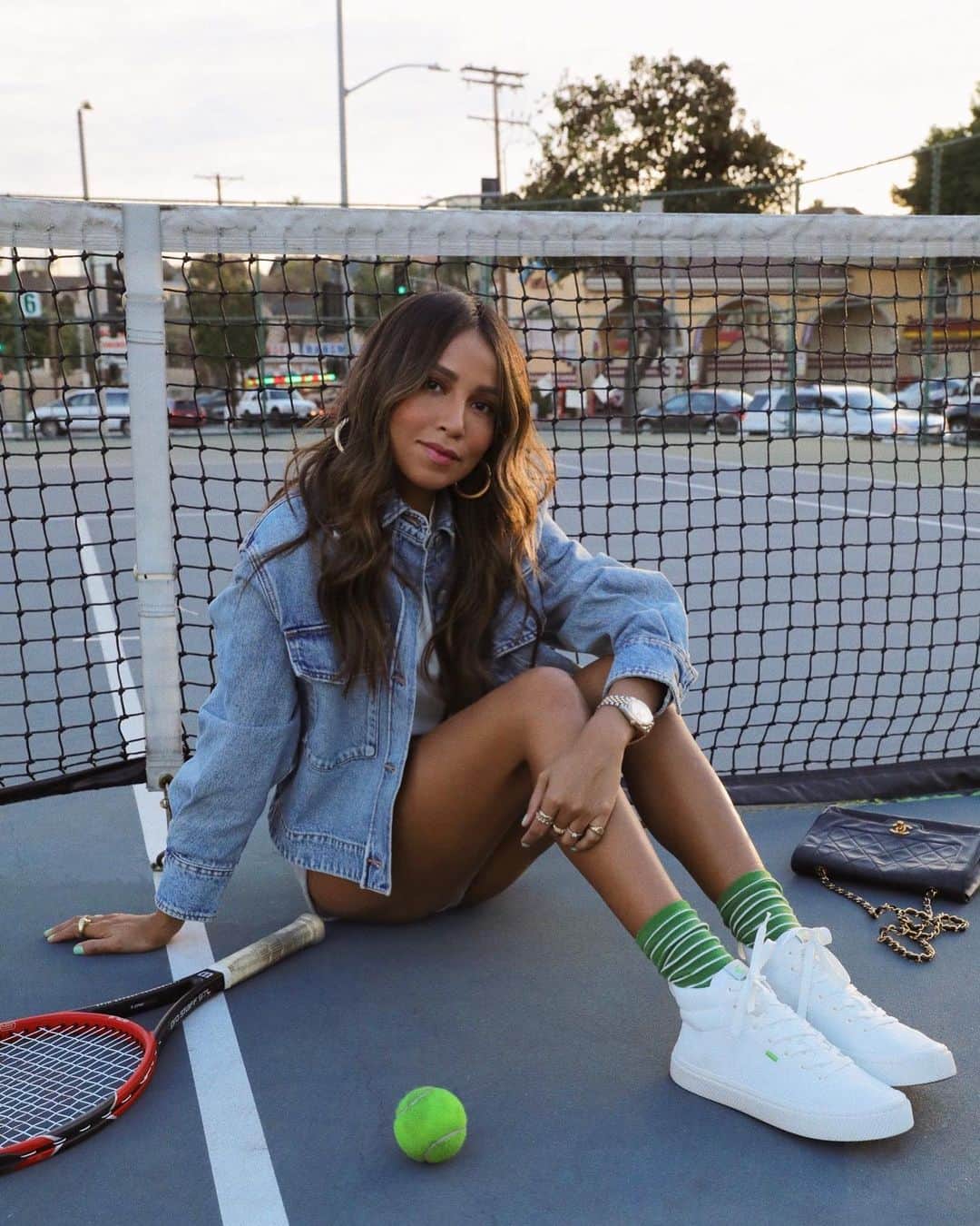 ジュリー・サリニャーナのインスタグラム：「My white knit IBI @cariuma’s sneakers just reached high top status on the courts today! 🎾」