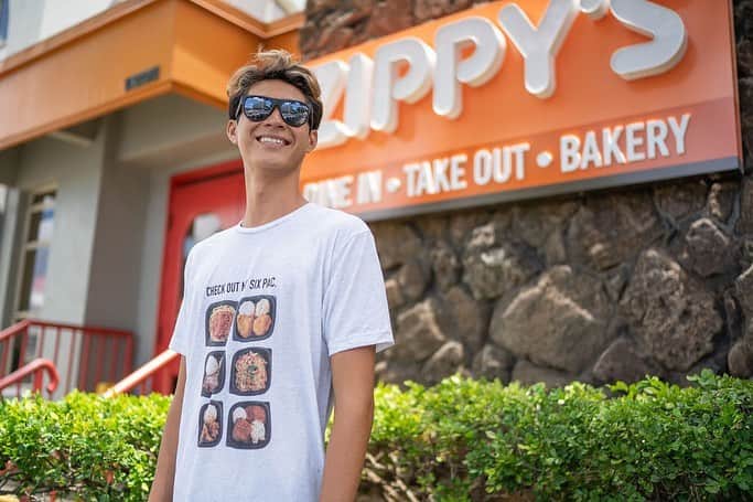 Zippy's Restaurantsのインスタグラム：「“Check Out My Six Pac” t-shirt and a Zippy’s x Ari South Hapwai Mask make ono stocking stuffers. Check out all the merchandise on Zippys.com.」