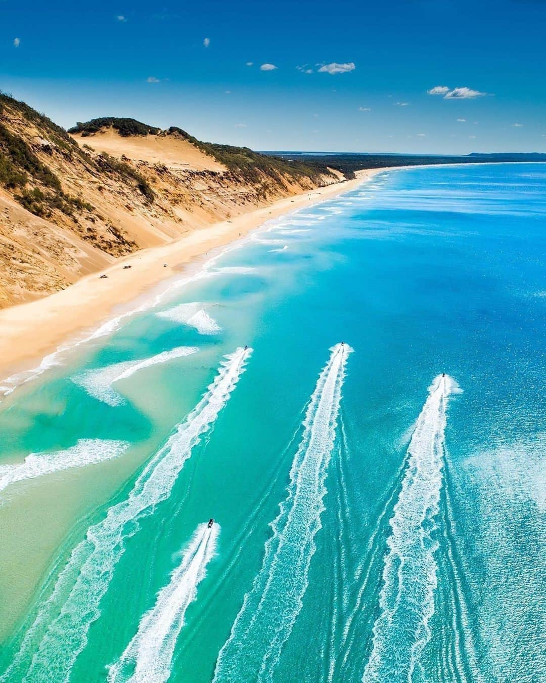 Australiaさんのインスタグラム写真 - (AustraliaInstagram)「We don’t know about you, but this morning commute sure looks better than ours 🤔 @davewilcockphotography captured this stunning perspective of “rush hour” at #RainbowBeach in @visitsunshinecoast. See this slice of @queensland paradise on a horseback ride along the sand with @rainbowbeachhorserides, take to the sky with @rainbowbeachhelicopters, or head out on the water on a sea kayak or stand-up paddleboard tour with @epicoceanadventures. #seeaustralia #thisisqueensland #visitsunshinecoast #holidayherethisyear」12月11日 4時00分 - australia