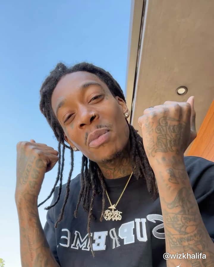 ウィズ・カリファのインスタグラム：「If she comes over i promise she’s not coming bacc 🦈💕」