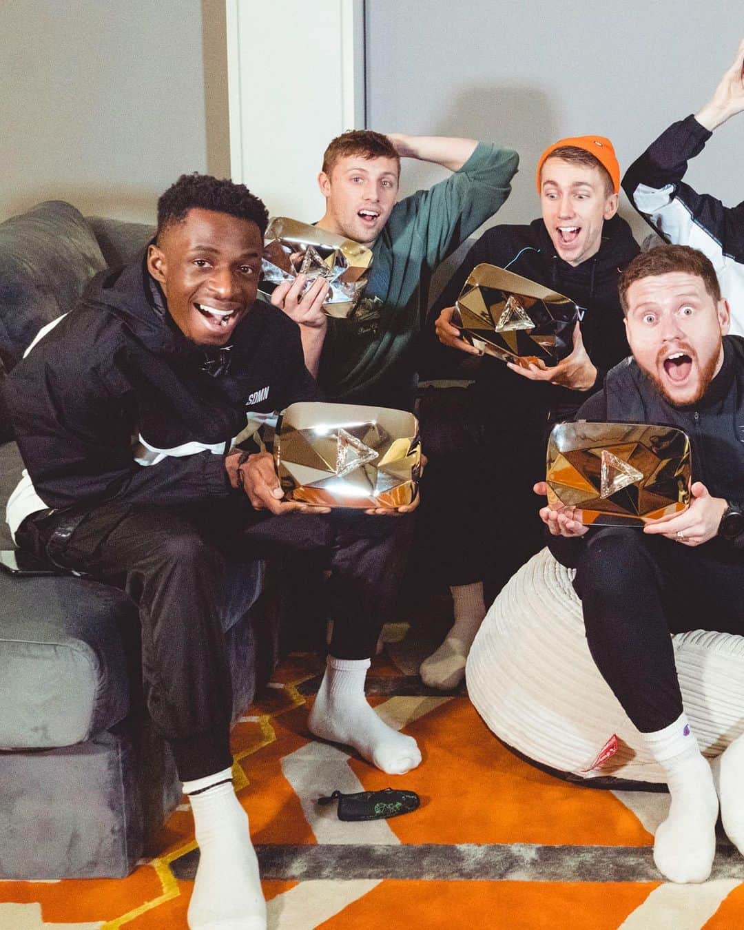 YouTubeさんのインスタグラム写真 - (YouTubeInstagram)「When you get so many #YouTubeCreatorAwards they can't all fit in one frame. Big congrats to @sidemen on hitting 10M. Swipe for the full squad ➡️」12月11日 4時08分 - youtube