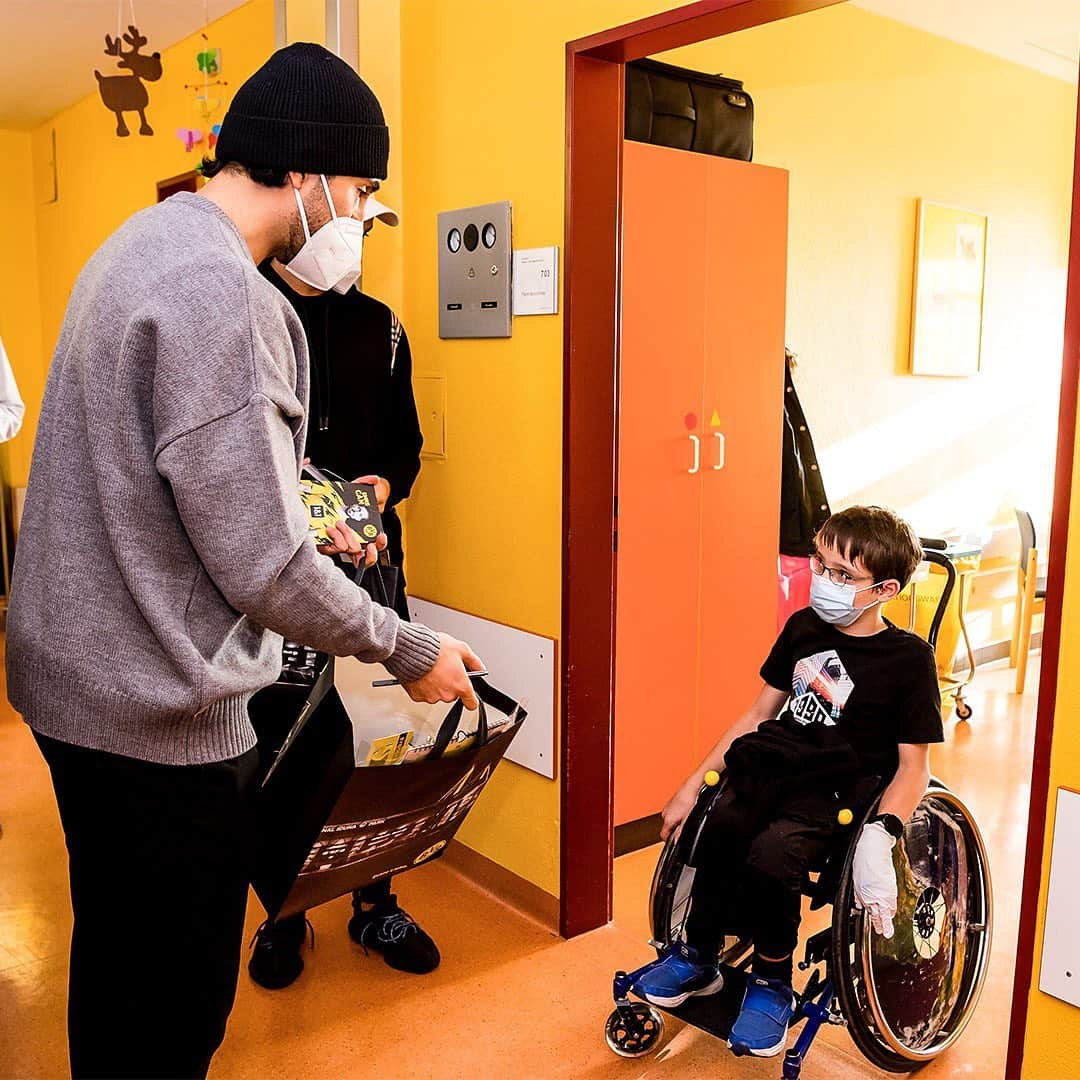 エムレ・カンのインスタグラム：「Privileged to spread some early Christmas joy at the local hospital! Wishing these amazing kids, their parents and the great staff a happy festive period 🙏❤️」