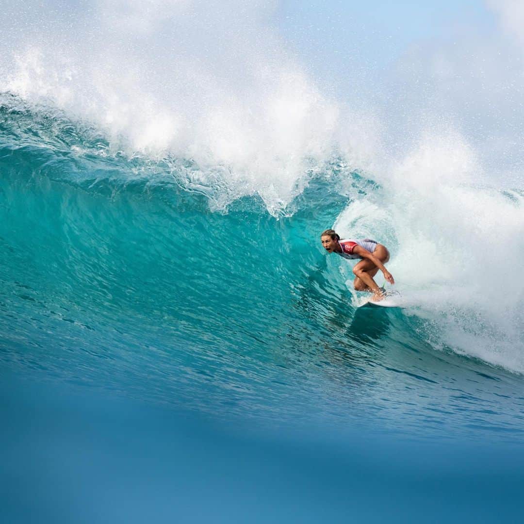 ニッキ・バン ダイクのインスタグラム：「What an incredible feeling it was to see Honolua alive and all of the ladies throwing down after a whole year. Yet another instant reminder of how precious life is. As surfers we enter the Ocean every day understanding , appreciating and respecting its power and forever changing capabilities. My heart hurts for the family and friends of the Man who lost his life in the Shark incident at Honolua Bay. Sending love to everyone 💙🌏」