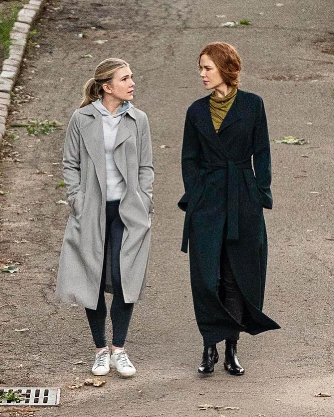 Harper's BAZAARさんのインスタグラム写真 - (Harper's BAZAARInstagram)「Before #TheUndoing viewers were debating the finale, they were divided over that green coat. You know the one. Worn by #NicoleKidman’s character, Grace Fraser, the glorious moss green trench enveloped Fraser as she walked many (many!) miles around the Upper East Side, unraveling as she discovered her husband could in fact be an actual murderer. “It’s interesting how that green coat divided [viewers],” costume designer Signe Sejlund says of hand-made, custom garment. “Some people really don’t like it, and some just love it. I wanted to do something that was a cinematic coat, something that you would remember,” she tells BAZAAR. Sejlund also worked an array of cozy-chic outerwear like a crimson red overcoat by @MaxMara and dark teal robe coat into the mix, making them just as much of a hot topic as the characters themselves. At the link in our bio, read Sejlund’s full break down of the wardrobe on HBO’s hit miniseries.」12月11日 4時33分 - harpersbazaarus