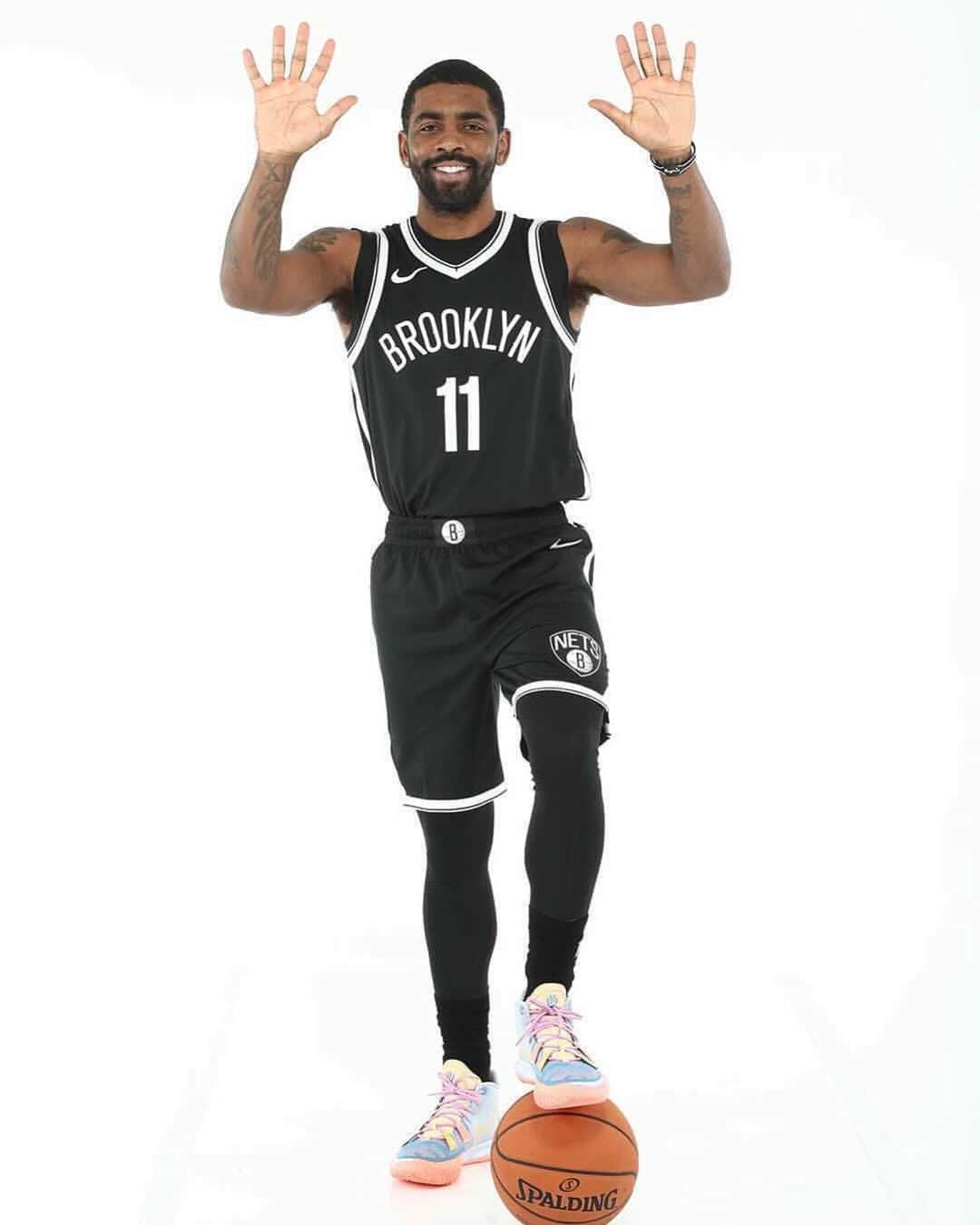 カイリー・アービングのインスタグラム：「Year X  Year 10  Year I am  Year I am I am 🎞 @natlyphoto #JourneytoWorldChamps @brooklynnets」