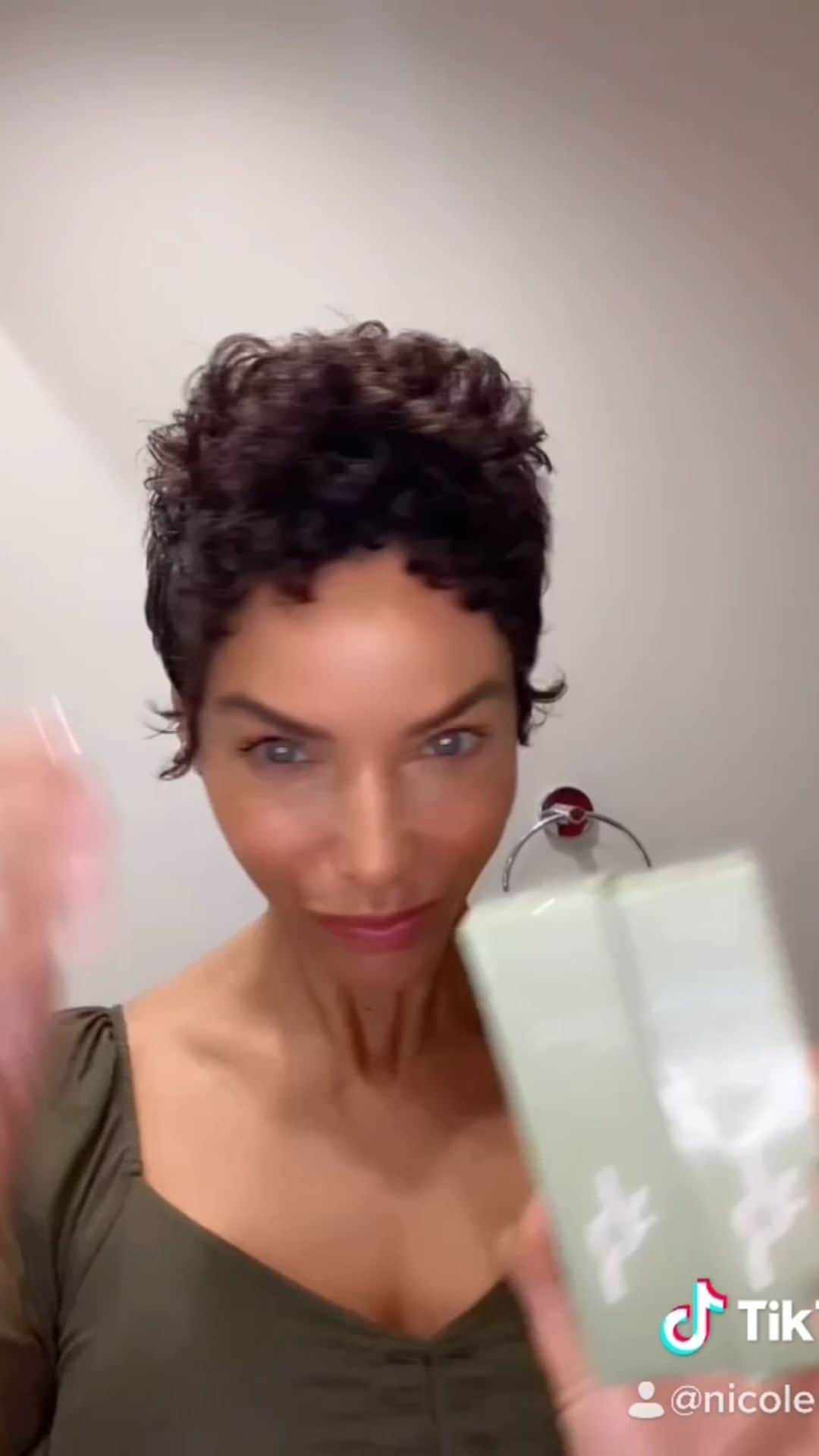 ニコール・ミッチェル・マーフィーのインスタグラム：「Coffee compressions under eyes caffeine for eyes. Literally  Applying caffeine under your eyes will reduce the puffiness and inflammation associated with dark circles. Additionally, caffeine reduces the build-up of blood under your eyes which contributes to dark shadows.  Applying yFOY AM PM hyaluronic acid SERUM  All DayGlow Vitamin serum by yFOY @yfoyshop  Fenty beauty hydrating beauty, concealer & lip gloss  Maui moisture hair care & Biosilk therapy @fentybeauty @mauimoisture @biosilkhaircare  @yfoyshop  www.yFOYco.com #yfoy #everydayconfidence #skin #hair」
