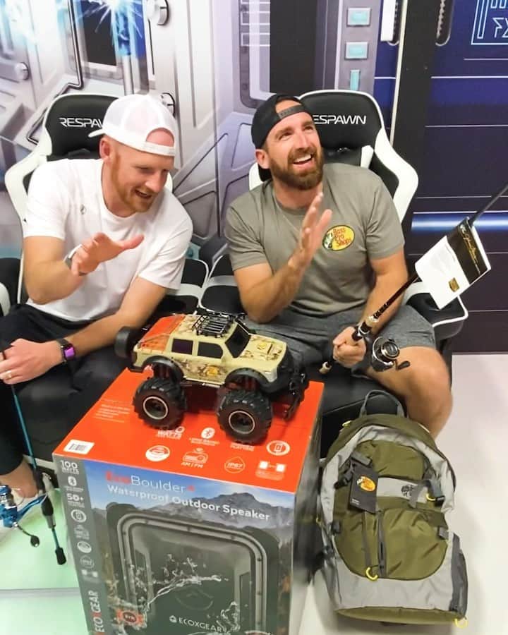 Dude Perfectのインスタグラム：「Ready to get ALL your holiday shopping out of the way? Look no further than @bassproshops and @cabelas, your one-stop-shop for the coolest gifts this Christmas! 🎅🎄🎁 #BassProPartner」