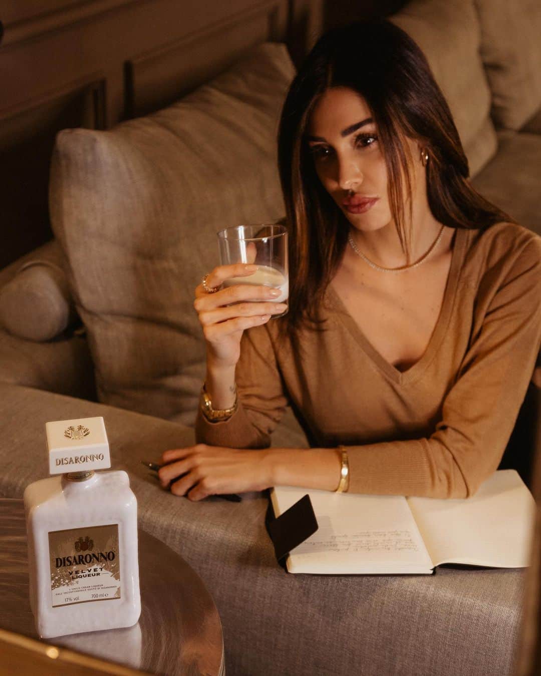 ベレン・ロドリゲスのインスタグラム：「Avrai sempre bisogno di tempo per te, il tempo è un bene prezioso. Ecco, ad esempio, uno di quei momenti che dedico solo a me, in cui cerco un po' di ispirazione per scrivere qualche parola della mia musica, in compagnia del nuovo Disaronno Velvet @disaronno_official #DisaronnoMoment #DisaronnoVelvet #drinkresponsibly #ad」