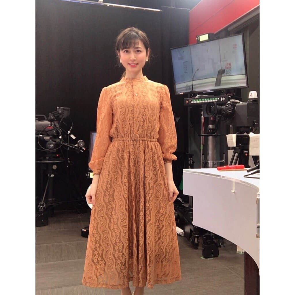 寺田ちひろのインスタグラム：「🌙おはようございます☀﻿ ﻿ 本日金曜は『日テレNEWS24』の早番の日です！﻿ 7時〜12時まで担当します！﻿ ﻿ まだ外が暗いよー😪﻿ ﻿ ﻿ 今週の衣装見てください💕﻿ ﻿ 月火は、﻿ ルイルエブティックさんにお借りしました✨﻿ (@ruirueboutique_official)﻿ ﻿ 衣装の自撮り、﻿ 今回も試行錯誤🤔﻿ ﻿ スタジオにスマホを置いて自撮りしてみました！！﻿ ﻿ ポーズはいけてないけど笑、﻿ ありですかね？☺️💦﻿ ﻿ 3枚目はメイクさんが作ってくれた髪型がかわいすぎたので、載せちゃいました💕💕﻿ ﻿ ﻿ みなさんも！﻿ お仕事や学校などなど、﻿ 頑張ってくださいね😆💕﻿ ﻿ ﻿ #日テレnews24 #n24 #日本テレビ #日テレ #ruirueboutique #衣装 #フリーアナウンサー #気象予報士 #セントフォース #寺田ちひろ」