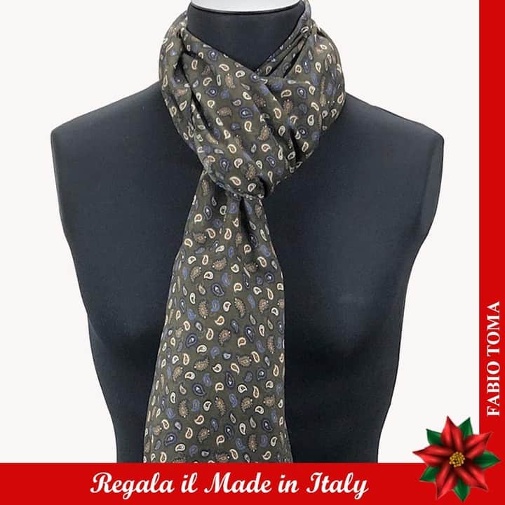 のインスタグラム：「Cercavi proprio questa, vero?  fondo marrone chiaro - micro disegni paisley azzurro beige blu crema  https://www.fabiotoma.com/store/ shop@fabiotoma.com  #xmas2020 #fashion #italy #style #mrket #pittiuomo #nyc #instagood #handsome #girlinsuit #pitti #suitedup #fabiotoma #camicie #cravatte #foulard #sciarpe  #cinture #gilet #Pantaloni #Completi #tshirt #paisley  #classywomen #tie #giftsideas #giftsforhim」