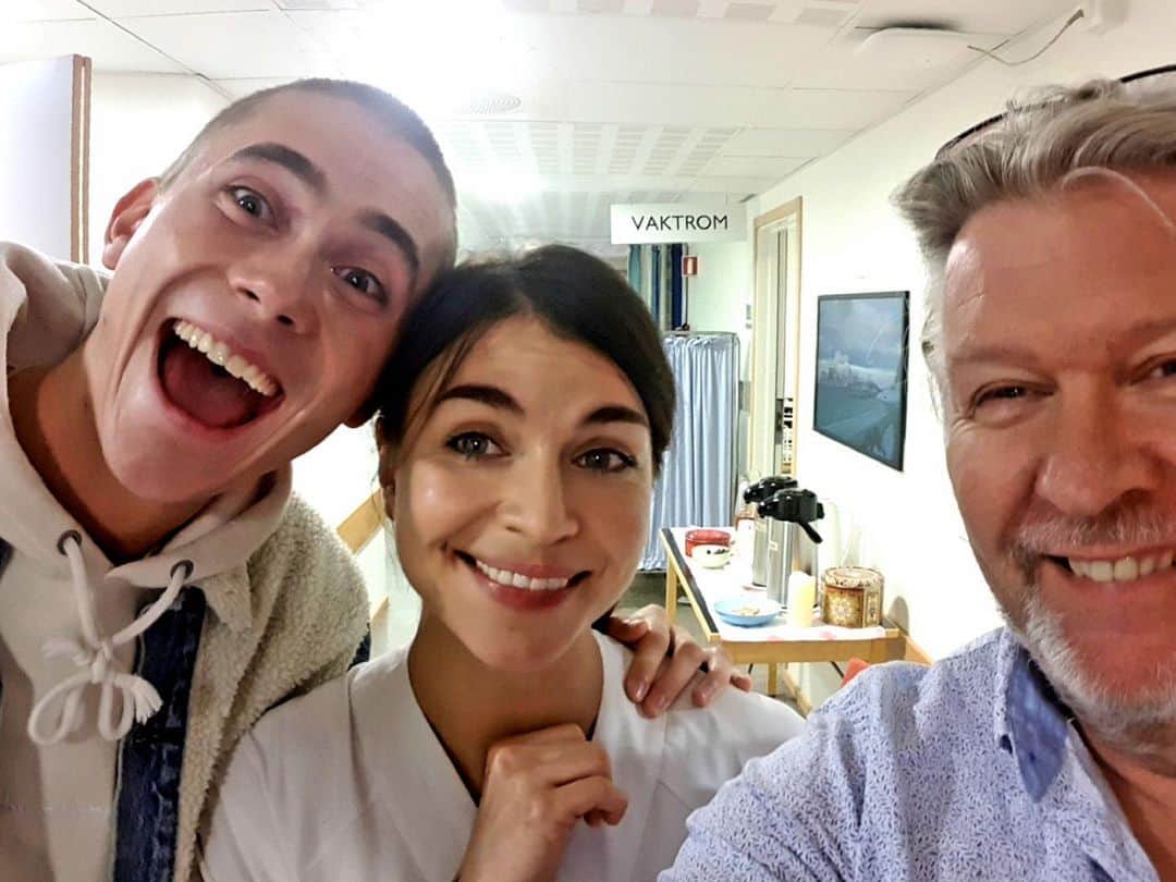 フェリックス・サンドマンのインスタグラム：「Love these people! <3  Home For Christmas Season 2 is out on THE day, December 18th!!!」