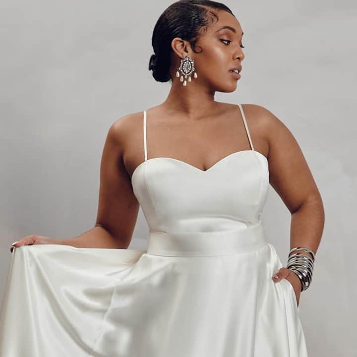 のインスタグラム：「Curve Collection • Darla Bodice & Liv Skirt The essential key piece in creating your individual bridal separate look is the Darla satin bodice! Light but form-fitting, simple but chic it can be effortlessly worn with either an embroidered lace overlay or keep as a stand-alone statement!🥰🤩  #weddingdress #weddingdressinspiration #weddinggown #weddinggowndesigner #bridalcouture #CDbride #cdloves #catherinedeanebride #catherinedeane #celebration #vintage #daydreammuse #boho #romantic #wedding #sustainablefashion #sustainability #plussize #plussizebridal  CREDITS: Model: @hunterroseeee Photographer: @michaeloliverlove」