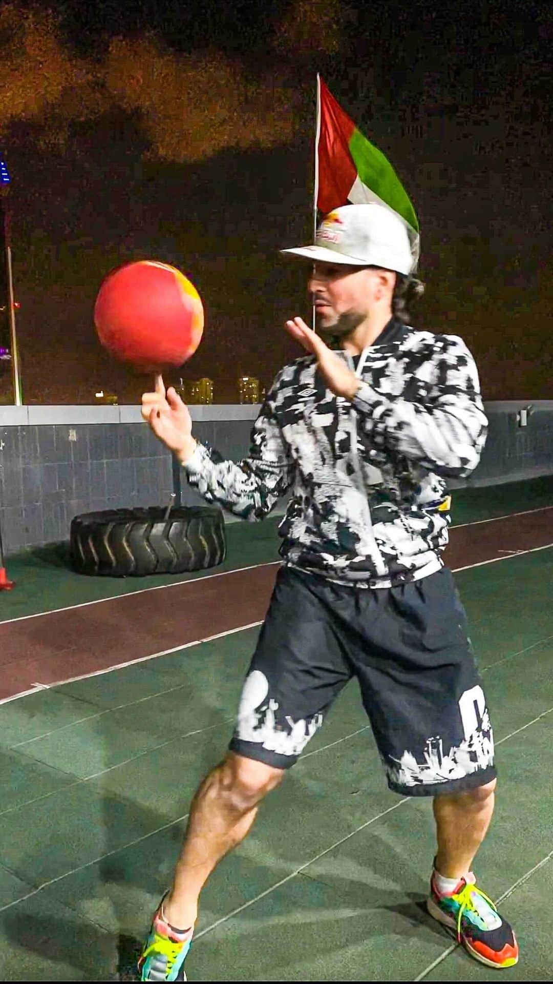 ショーン・ガルニエのインスタグラム：「Can’t use my feet ❌ no problem ‼️  #Urbanball #freestyle #skills #free #urbanballer #soccer #Dubai #uae #seangarnier」