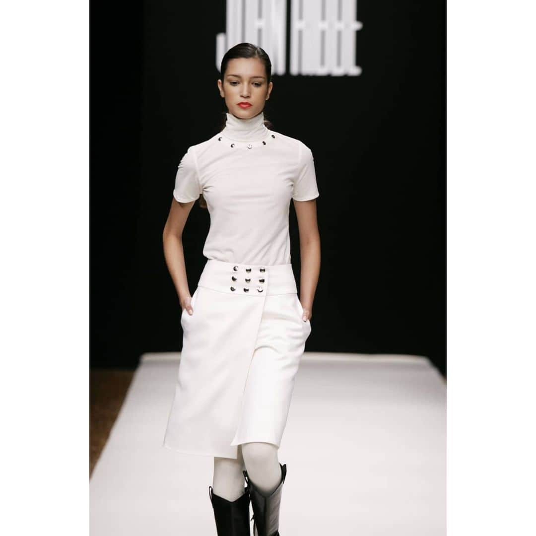 ジョン リベのインスタグラム：「Winter White . . . . . . . . .   #johnribbe#fashion#design #paris#white#winter#winterwhite#mode#defile#fashionshow#tb#skirt#studs#winteroutfit#outfit」