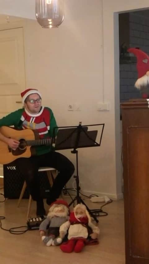 ティーネ・ティング・ヘルセットのインスタグラム：「10th of December: My Advent Calendar  "The First Noel"  Today's song is a very traditional Chritmas Tune!   Hope you like it! T x  Jarle and Gunnar joined me to record 24 songs in 1 day...!! We had so much fun!  I will post one video every day until Christmas. Hopefully this will bring some extra holiday spirit 🎄   🌟 @gunnarflagstad @earlbigloop #adventcalendar #julekalender #thefirstnoel」