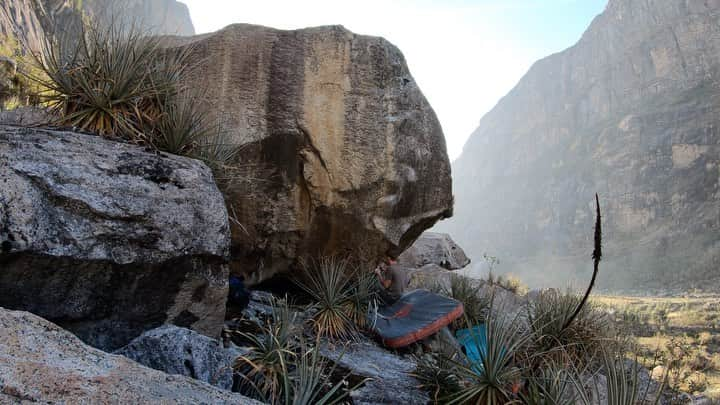 ナーレ・フッカタイバルのインスタグラム：「Finding great blocs left and right! Just changed my flight, this place is hard to leave! Nocaut, 8A. @blackdiamond @lasportivagram」