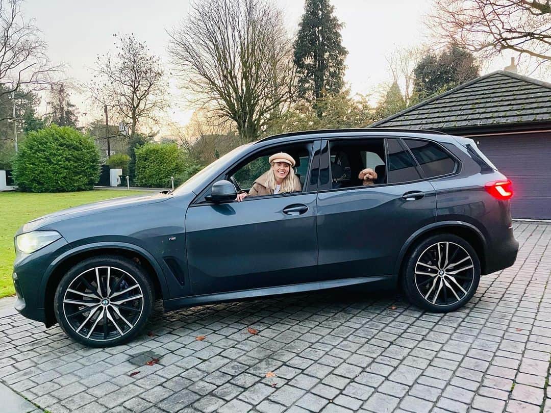 Mollie Kingさんのインスタグラム写真 - (Mollie KingInstagram)「Off to get our Christmas tree today with our very excited little helper 💙🎄 @bmwuk #christmascountdown #ad」12月11日 5時02分 - mollieking