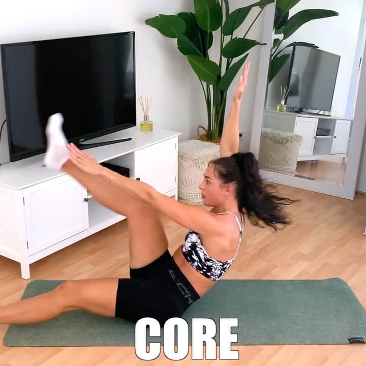 Danielle Robertsonのインスタグラム：「CORE 🔥🔥  Brace yourself and engage your CORE because this workout is going to be challenging! It only has a working time of 7 minutes so add it to the end of your next workout session! If you want to up the ante, hold your plank finisher until failure (and comment down below your time!)  The term ‘Until failure’ means performing an exercise until a point of momentary muscular failure. For example, if you were holding a plank ‘until failure’ it is the point you feel you can no longer hold the plank position.   WORKOUT  3 SETS  30 sec Jackknife 30 sec Lying Leg Raises 30 sec Deadbug 30 sec Reverse Crunch  1 SET  FINISHER 1 min Plank Hold」