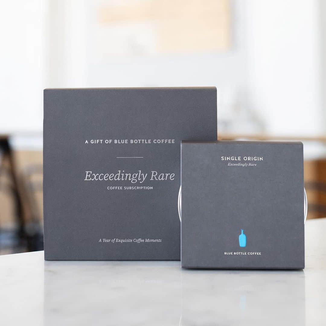 Blue Bottle Coffeeさんのインスタグラム写真 - (Blue Bottle CoffeeInstagram)「Want to taste some magic? ⁠⠀ ⁠⠀ Our newest Exceedingly Rare offering is now sold out online, but a select group of six of our US cafes have tins in stock. From the cloud forests of Panama, the Zorro Gesha Natural from @fincasantateresa will show you why Panama Gesha can be worth the hype. ⁠⠀ ⁠⠀ You can also take your love of rare coffee to the next level and pick up an Exceedingly Rare Coffee Subscription Box at these same six cafes. You’ll receive the Panama Gesha and a code to subscribe to four 2021 Exceedingly Rare offerings shipped right to your door. Use our link in bio for a list of the six locations to find one near you.⁠⠀」12月11日 5時11分 - bluebottle