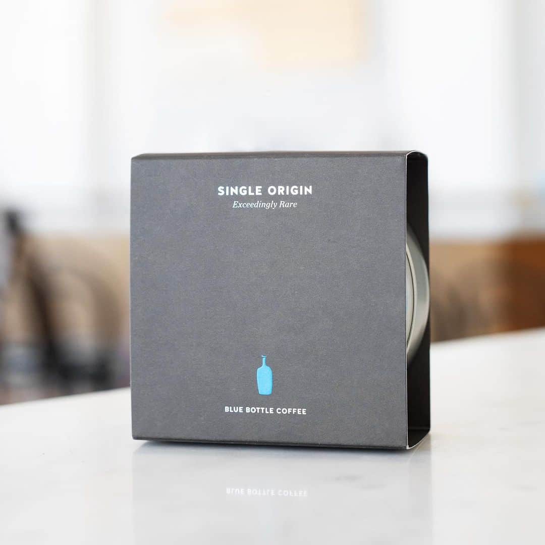 Blue Bottle Coffeeのインスタグラム：「Want to taste some magic? ⁠⠀ ⁠⠀ Our newest Exceedingly Rare offering is now sold out online, but a select group of six of our US cafes have tins in stock. From the cloud forests of Panama, the Zorro Gesha Natural from @fincasantateresa will show you why Panama Gesha can be worth the hype. ⁠⠀ ⁠⠀ You can also take your love of rare coffee to the next level and pick up an Exceedingly Rare Coffee Subscription Box at these same six cafes. You’ll receive the Panama Gesha and a code to subscribe to four 2021 Exceedingly Rare offerings shipped right to your door. Use our link in bio for a list of the six locations to find one near you.⁠⠀」
