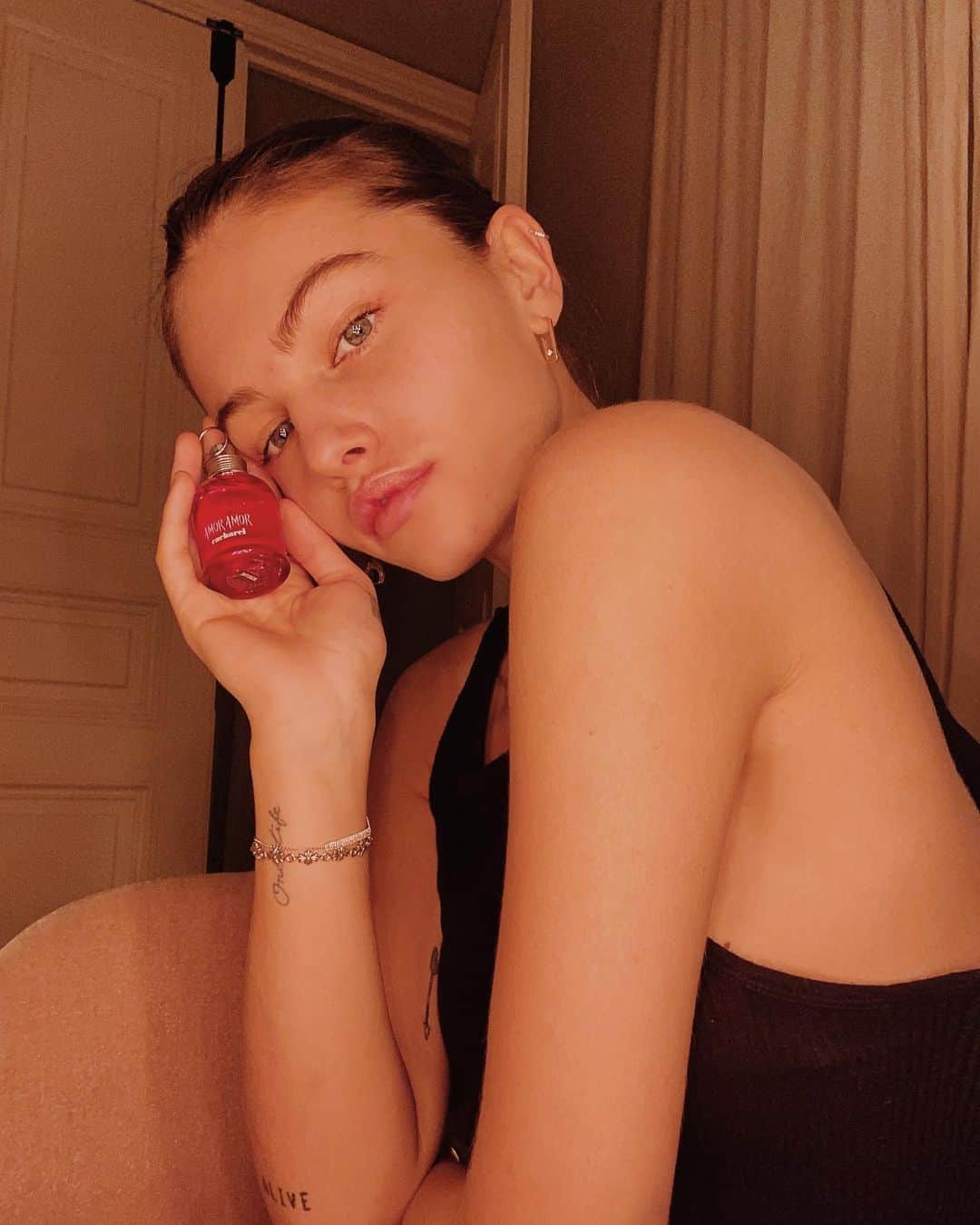 ティラーヌ・ブロンドーのインスタグラム：「@cacharelparfums #amoramor  always with me ❤️」