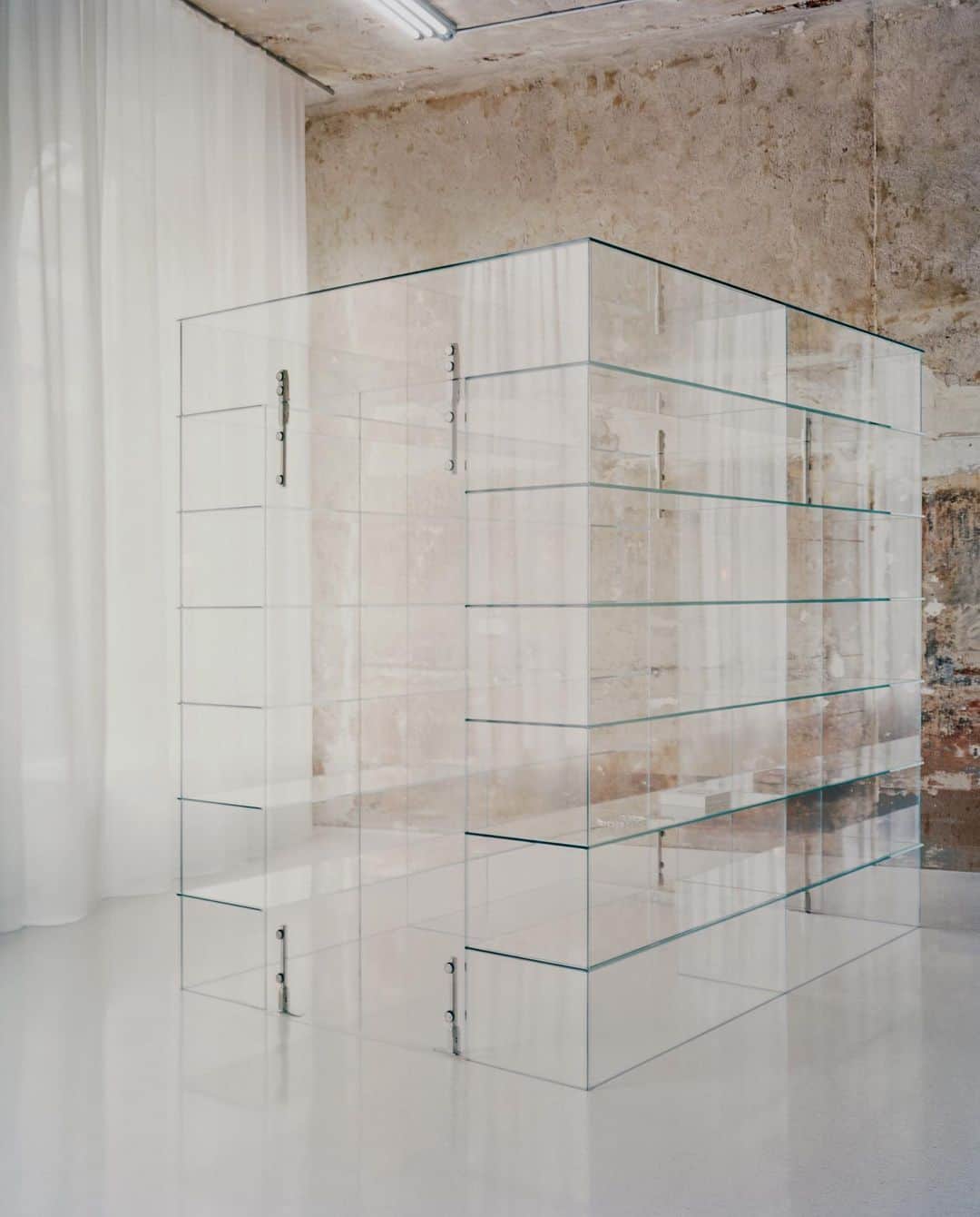 C E R E A Lのインスタグラム：「Founded in 2010 by school friends Jacob Skragge and Fredrik Nathorst, All Blues creates jewellery from recycled sterling silver and gold vermeil. This year, the pair secured the ideal location for their first flagship store: a 19th century building at the end of Stockholm’s Birger Jarlsgatan. “This was the first place that made us feel we would not need to compromise on our vision,” says Skragge.   Unobstructed raw plaster walls are the focus, and the interior is limited to three structures: a 1.3 tonne glass house, acting as a vast display cabinet; a steel bar where the team can interact with their clients, and a mirror column that creates a series of changing booths. Nathorst explains, “Our approach to the whole design – the floor, the curtains, the mirror display – is an attempt to reveal the space rather than add to it.”  Revealing Space: All Blues’ Flagship Store.  📷: @mikaelolsson_ 🖊: @olliehorne_   Read the full story via the link in bio.」