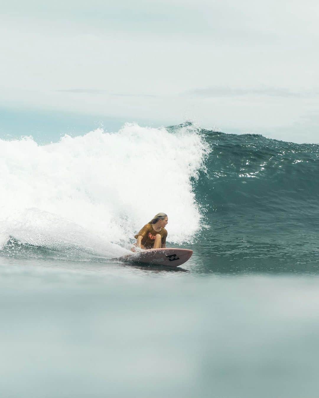 ローラ・エンバーのインスタグラム：「summer slides on the mini twin @dhdsurf @billabongwomens」