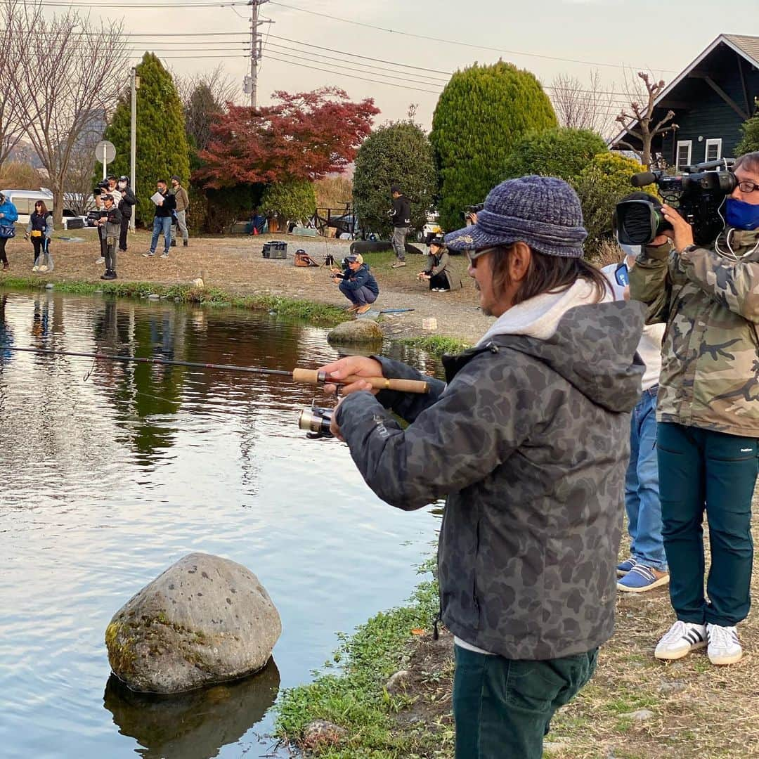 松田悟志さんのインスタグラム写真 - (松田悟志Instagram)「#田辺哲男 さんと #伊藤巧 くんと #並木敏成 さんが真剣にバス以外の釣りをされておりますw レアすぎる光景😎✨ #釣りビジョン #fishingvision」12月11日 5時37分 - matsuda_satoshi1216