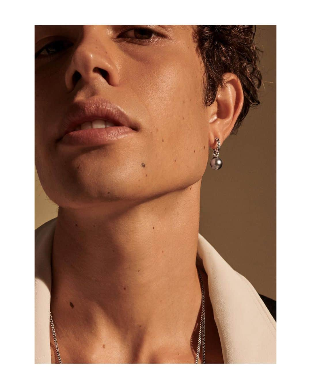 ジョン ハーディーさんのインスタグラム写真 - (ジョン ハーディーInstagram)「Iconic studs, dramatic drops, and sculptural forms as unique as you are—tap to shop.  #JohnHardy #HolidayGifts」12月11日 5時52分 - johnhardyjewelry