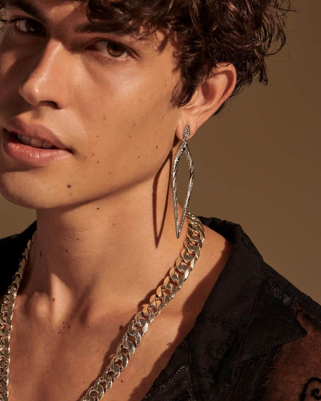 ジョン ハーディーさんのインスタグラム写真 - (ジョン ハーディーInstagram)「Iconic studs, dramatic drops, and sculptural forms as unique as you are—tap to shop.  #JohnHardy #HolidayGifts」12月11日 5時52分 - johnhardyjewelry