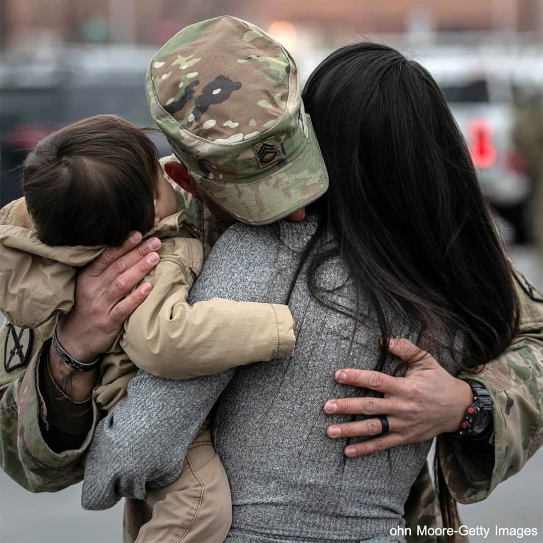 ABC Newsさんのインスタグラム写真 - (ABC NewsInstagram)「WELCOME HOME: Army Staff Sergeant Tyler Laliberte hugs his family after returning from a 9-month deployment to Afghanistan. #army #military #family #duty #service #servicemembers #usa」12月11日 5時44分 - abcnews