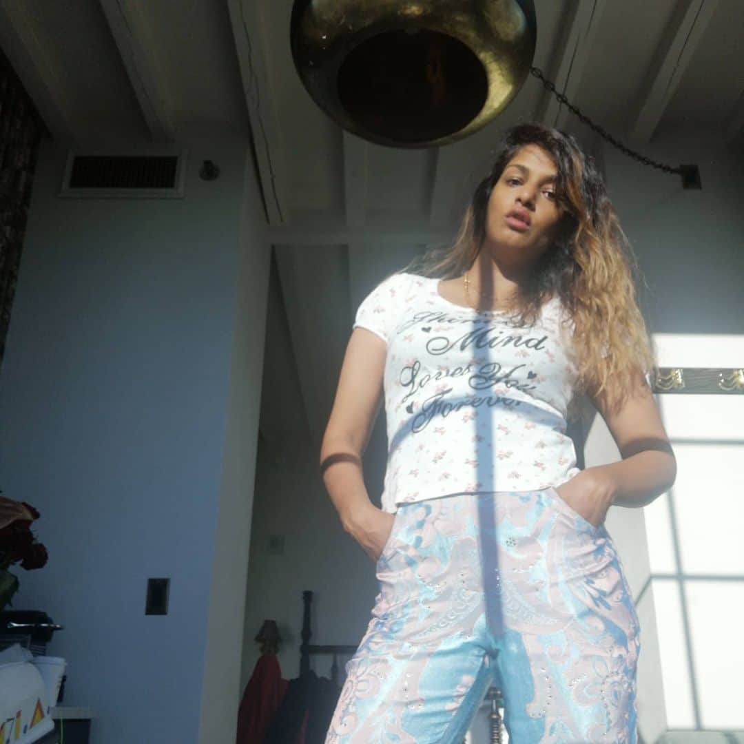 M.I.A.さんのインスタグラム写真 - (M.I.A.Instagram)「Just had a shower. I know it's not 2005 but got  this top from a charity shop . The pants are made from old  bed sheets.  💫♻️ Outcast」12月11日 5時46分 - miamatangi