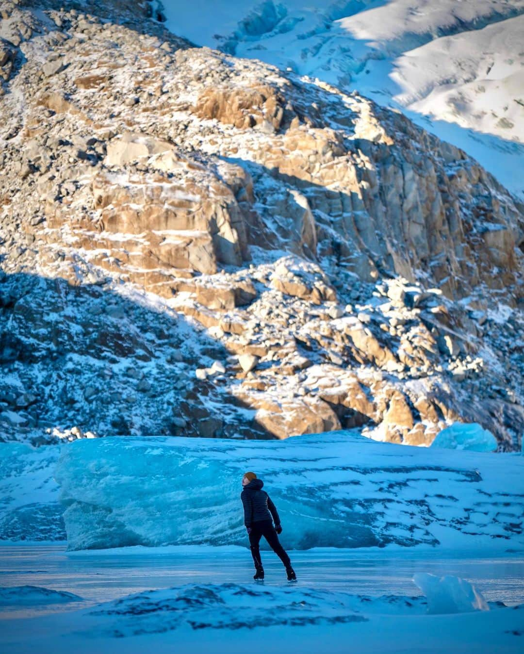 パトリック・チャンのインスタグラム：「High flying fun 🏔🚁 #supportyourlocalrink • • • 📸: @downtofilm / @devinolsen」