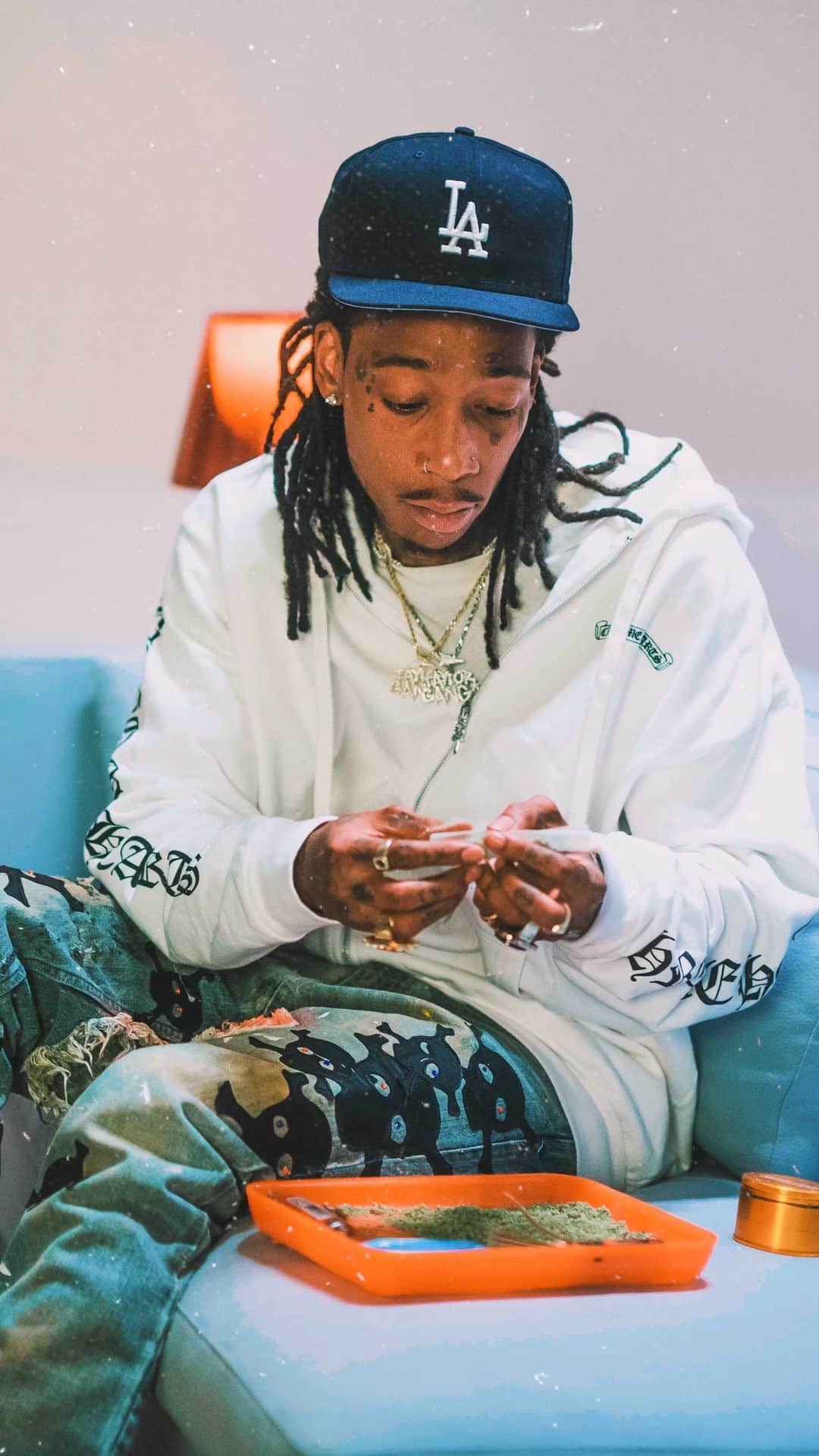 ウィズ・カリファのインスタグラム：「Smoking on arrow head, makin hits, and boiling my legs 🦈💕」