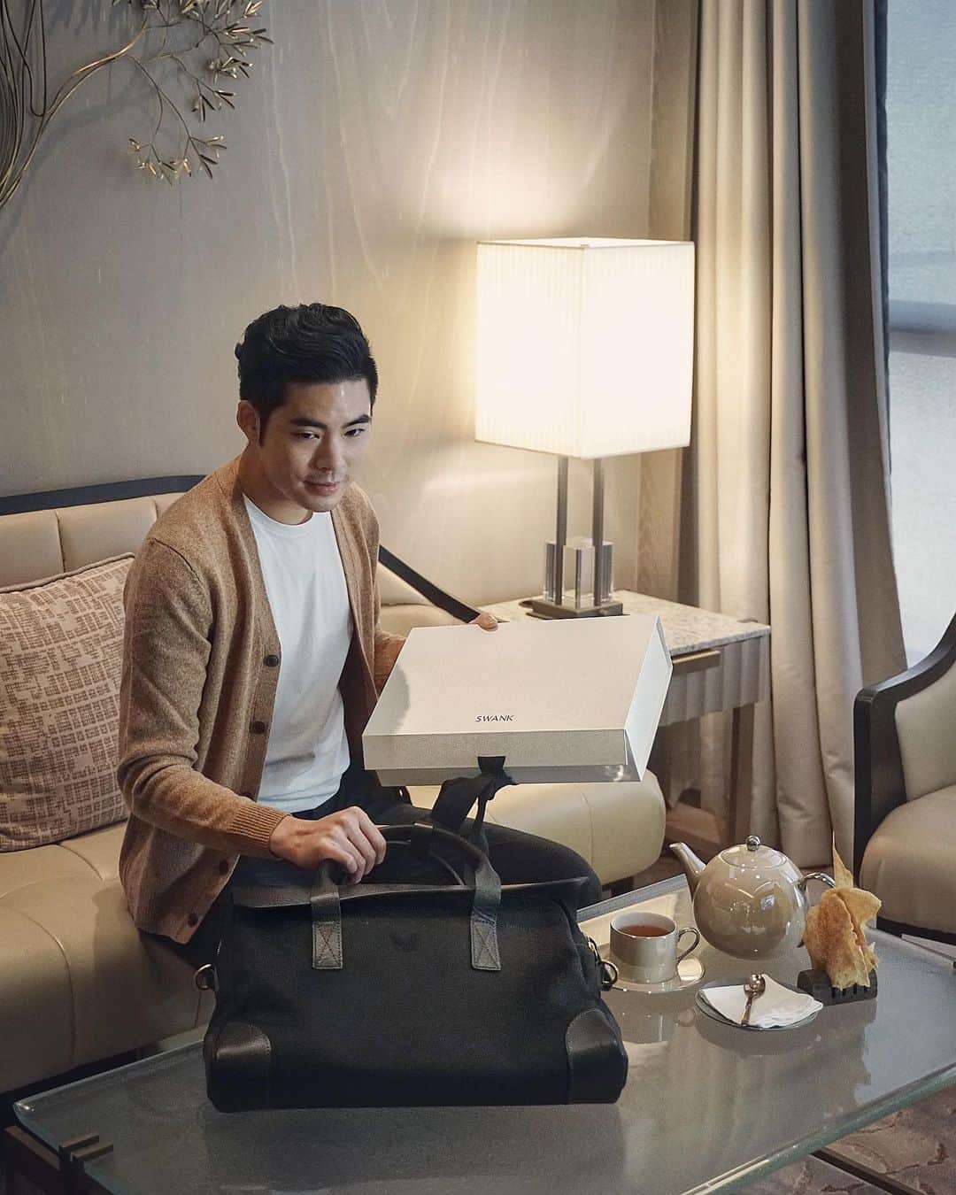 Christoffer Chengのインスタグラム：「It’s gifting season and it’s the best time of the year to show your loved ones you care through a sophisticated gift!! I’m thinking a British-made leather briefcase from @bennett_winch at @theswankofficial , unique and practical 🥰🥰🥰」