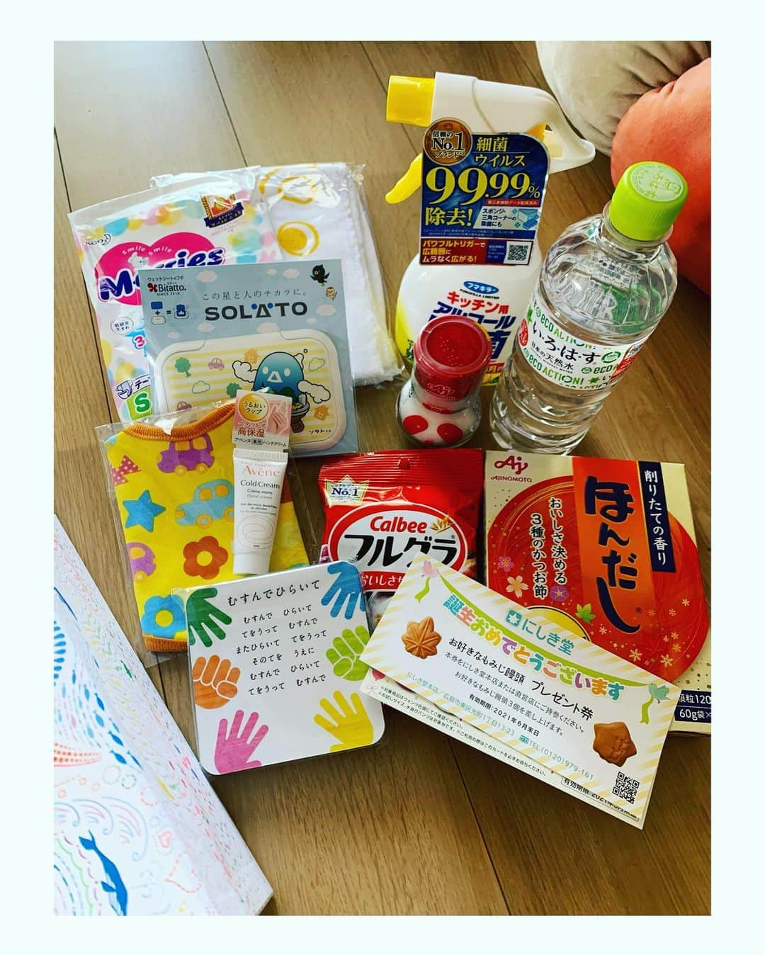 森直美さんのインスタグラム写真 - (森直美Instagram)「はじめてばこ、届きました♡ 広島に来てCMで知ったはじめてばこ。 生まれてきてくれてありがとうのメッセージと一緒に地元企業からのいろんなプレゼントが詰まっています♪  各地でやってるみたいだけど静岡では聞いたことなかったなぁ。広島ではTSSテレビ新広島さんがやっています🎁  もみじ饅頭プレゼント券はさすが広島🍁うれしー  #新米ママ#女の子ママ#女の子ベビー#令和2年ベビー#10月7日生まれ#生後2ヶ月#0歳#育児#育児記録#新米ママと繋がりたい#広島子育て#tssテレビ新広島#もみじ饅頭#はじめてばこ」12月11日 11時18分 - naomi_mori63