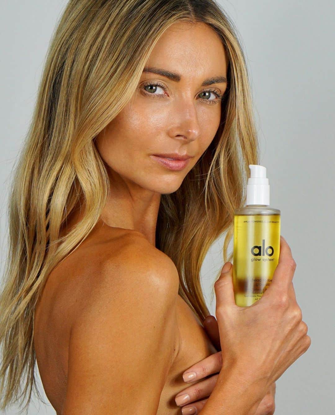 Ludi Delfinoさんのインスタグラム写真 - (Ludi DelfinoInstagram)「Beauty is being the best possible version of yourself on the inside and out. So excited to introduce you to the Alo Glow System, a clean beauty line that uses the power of AMLA – nature's most potent antioxidant and Vitamin C-rich super-berry @alo」12月11日 6時01分 - ludidelfino