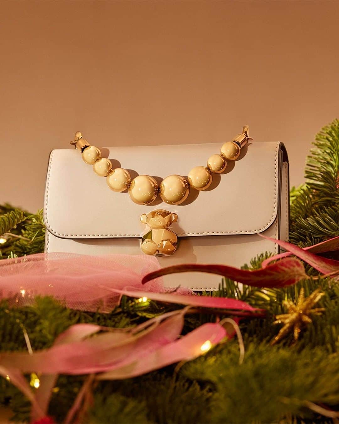 トウスのインスタグラム：「Finding the perfect gift is one of the things that makes Christmas so merry. #NormalChristmas #StayTender #TOUSJewelry」