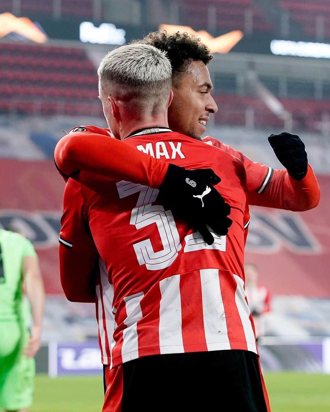 フィリップ・マックスさんのインスタグラム写真 - (フィリップ・マックスInstagram)「Round of 32 and 1st in the group, perfect evening ✨  #psv #eindhoven #europaleague #knockoutstage #trustingod #trusttheprocess」12月11日 6時10分 - p.max31