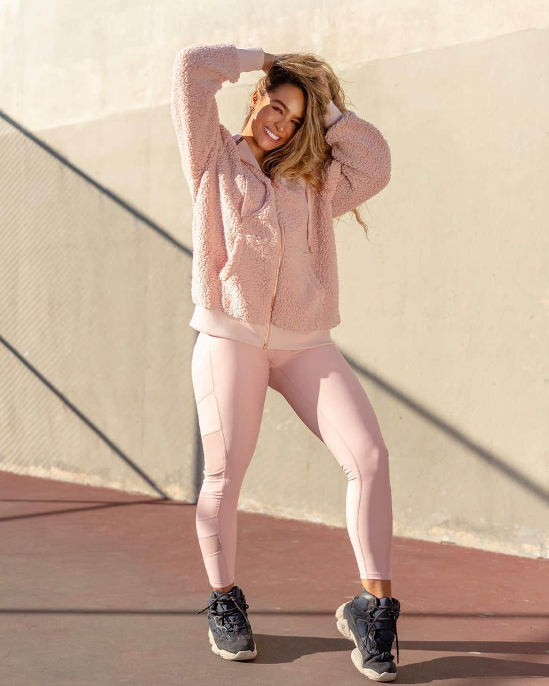 Sommer Rayさんのインスタグラム写真 - (Sommer RayInstagram)「it’s comfy season 😝❄️ @shopsommerray fuzzy hoodies are the perfect christmas gift okerrr 😇 so fuzzzzzyyyy i’m gonna dieeeeee  shop the link in my biooooo」12月11日 6時02分 - sommerray