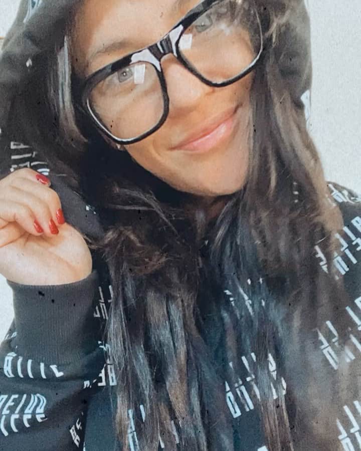 ジェシカ・ゾアのインスタグラム：「Straight chillin’🖤🤍」