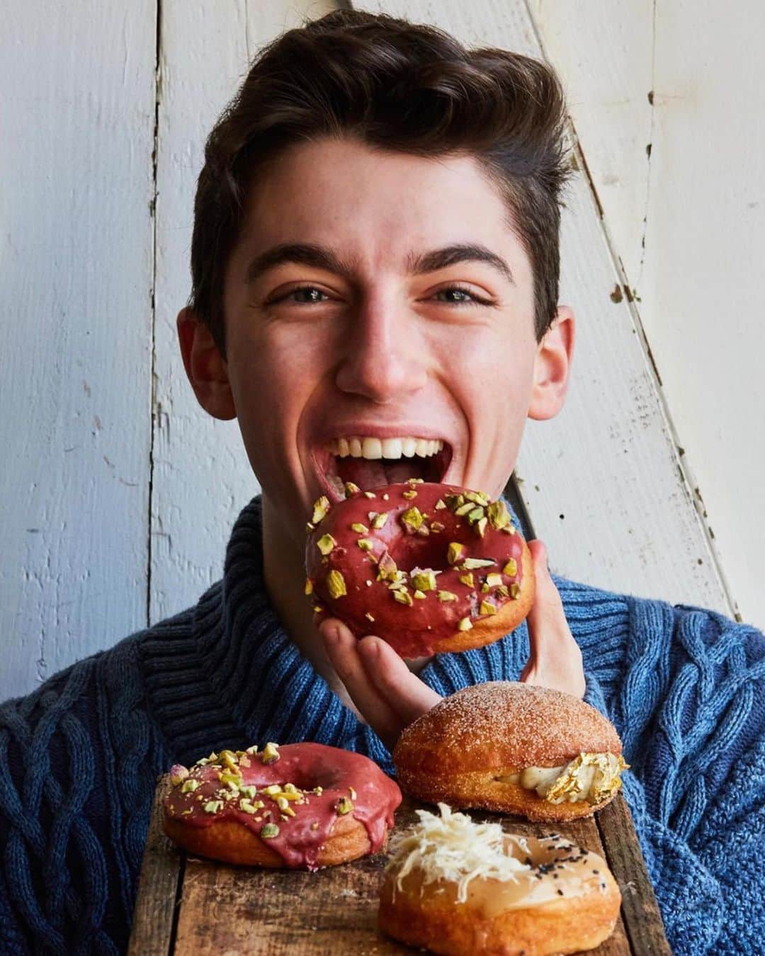 YouTubeさんのインスタグラム写真 - (YouTubeInstagram)「😋🍩 @eitan is taking his donut game to the next level this Hanukkah. Swipe to reveal holiday treats like a Cardamom & Cinnamon Sufganiyot, made from scratch. 🕎▶️」12月11日 6時04分 - youtube