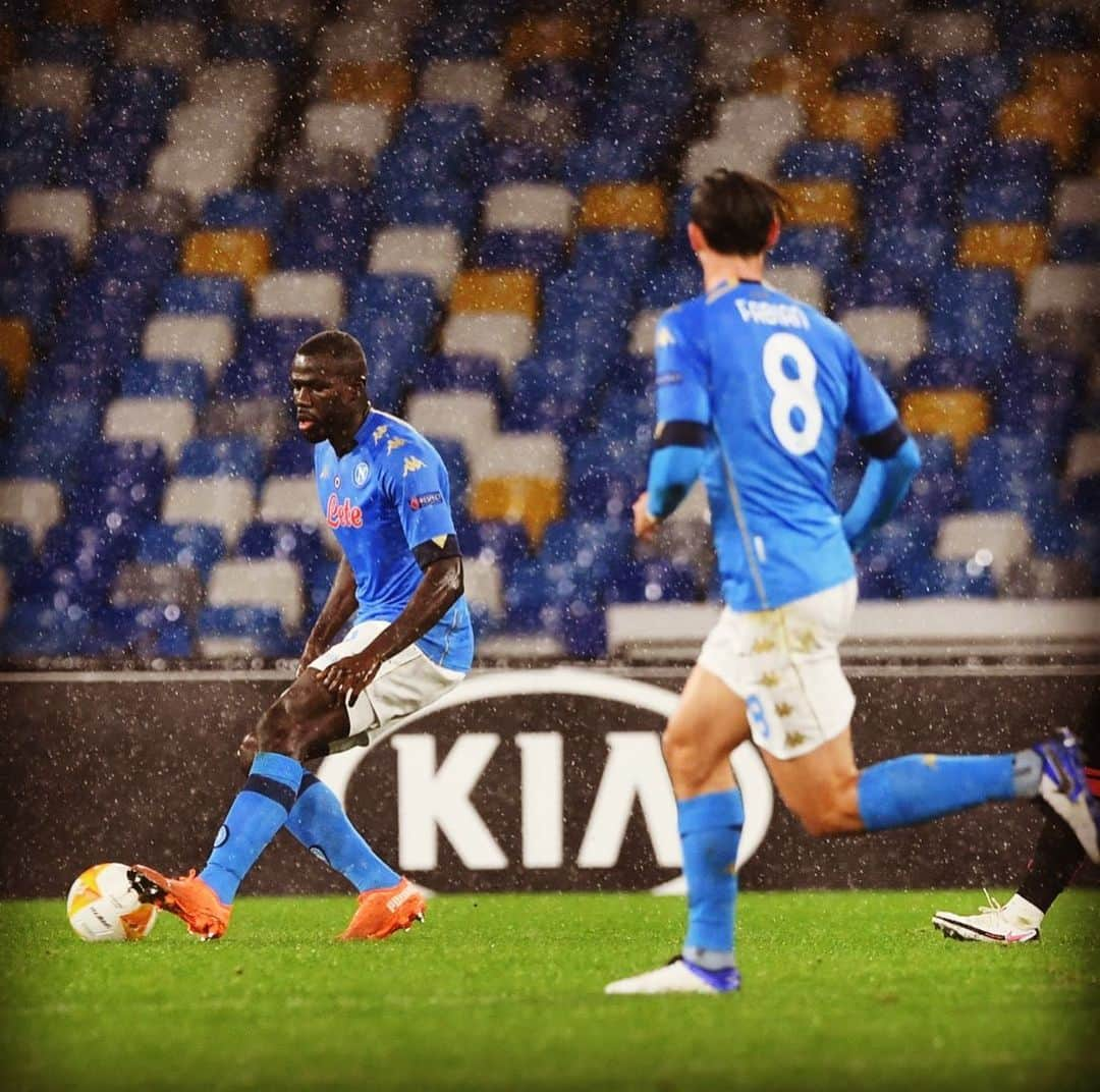 カリドゥ・クリバリさんのインスタグラム写真 - (カリドゥ・クリバリInstagram)「Qualificati e primi: perfetto 💪🏿  Qualifiés et classé premiers: parfait 🙌🏿  Qualified and ranking first: perfect 👍🏿  ⚽️ #NapoliRealSociedad 1-1 #UEL 🇸🇳 #KK #NoToRacism #blacklivesmatter 💙 #ForzaNapoliSempre」12月11日 6時13分 - kkoulibaly26