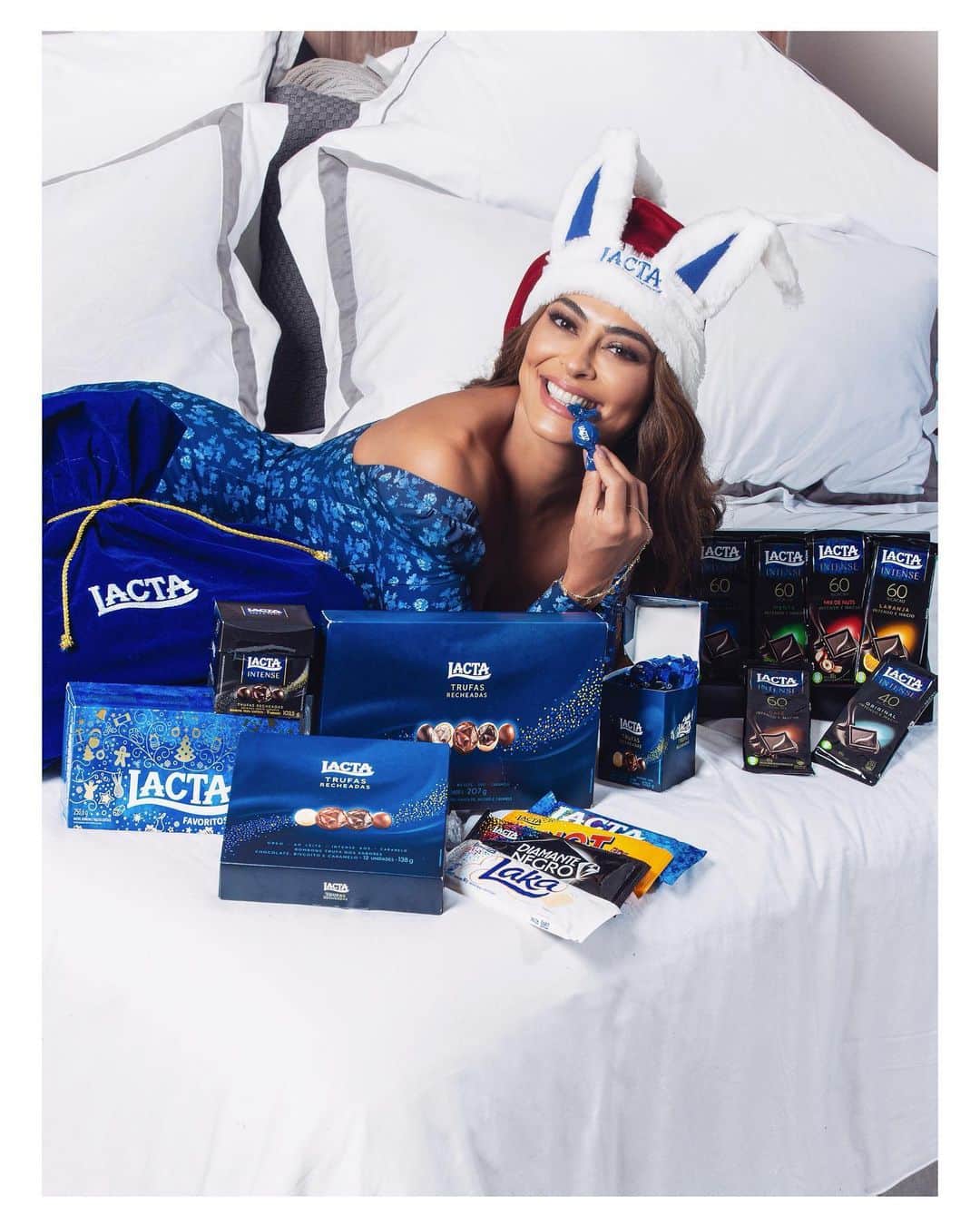 ジュリアナ・パエスのインスタグラム：「Eu não consegui escolher o meu chocolate preferido pra esse Natal, viu @lactaoficial ??? E quando o Coelho apareceu aqui com esse saco cheio de amor e afeto, eu não resisti!!! A campanha #PapaiNoelFicaEmCasa tá muuuuuito fofa e você também pode ser o coelho de alguém e presentear quem vocês mais amam com Lacta, carinho e afeto. Qual vocês mais gostam? Entrem no site pra escolher, tem vários kits incríveis! lacta.com.br 💙💙💙💙💙💙💙💙💙💙💙💙💙 #publi」