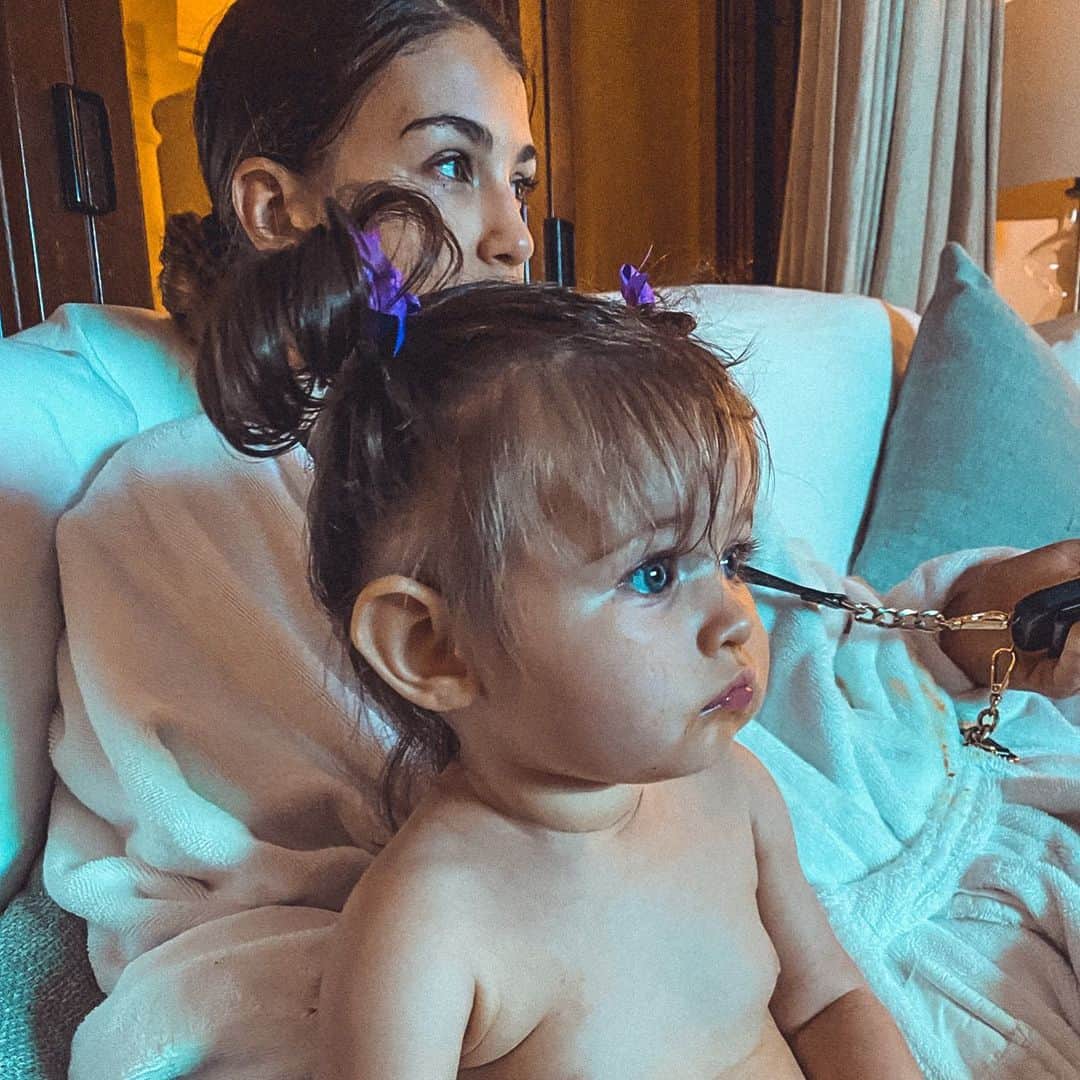 エイミー・ウィラートンのインスタグラム：「#moana is on. Please be quiet 🤫 This film is the only time where she will sit still phew 😅 I love you #Moana 🤩@disneyplusuk」