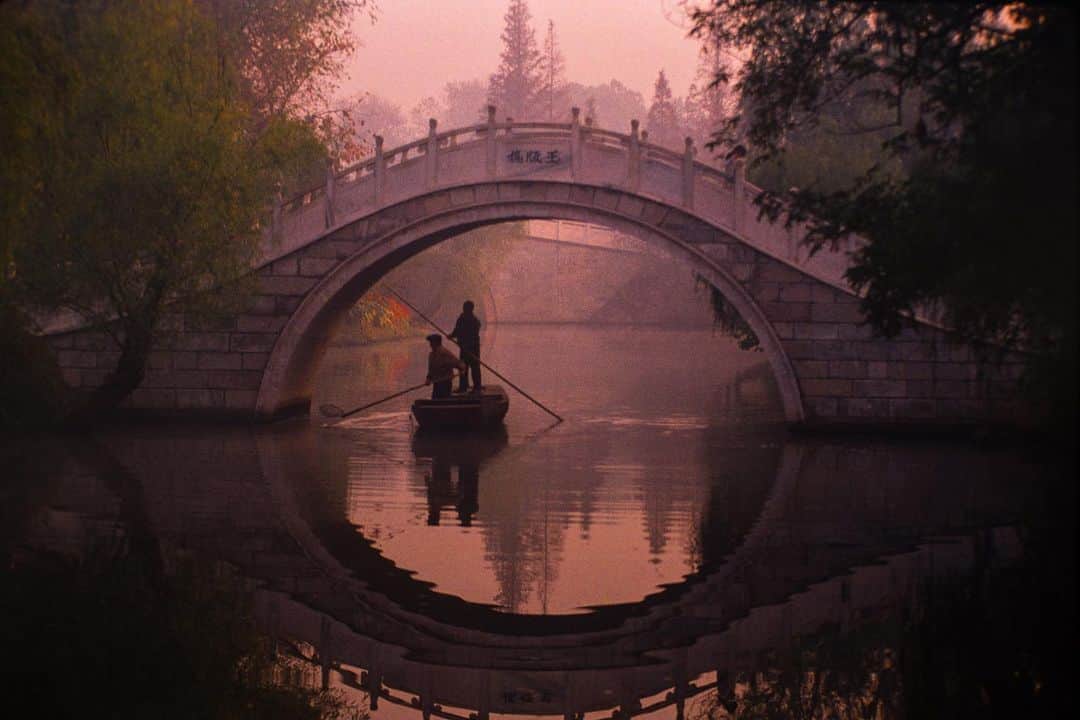 Michael Yamashitaのインスタグラム：「Morning moment in Slender West Lake, Yangzhou, China. Marco Polo visited here 700 years ago remarking on the number of bridges as well as their height- “And you must know that in this city there are 6,000 bridges, all of stone, and so lofty that a galley, or even two galleys at once, could pass underneath one of them.” #yangzhou #slenderwestlake #china #bridge」