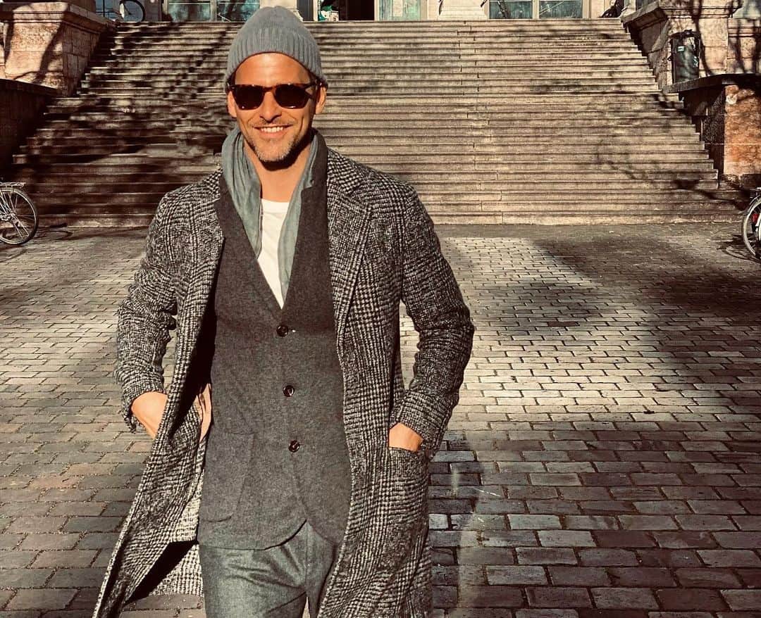 オリヴィア・パレルモのインスタグラム：「We interrupt the “12 Days of OP” to bring you my style guy @johanneshuebl’s Gentlemen’s Gift Guide! 💁🏻‍♂️ With tonight being the start of Hanukkah, and Christmas exactly two weeks away, it’s time to get the great men in your life something fabulous 🎁  Whether husband, father, brother, or son, shows your appreciation for their role in your life with a Johannes-approved sartorial surprise for any season ❄️🌧☀️ Now live on OliviaPalermo.com!」