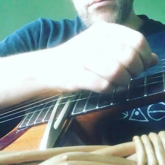 カーキ・キングのインスタグラム：「I love these impressions! And so many of you are holding the guitar in the traditional way. Send your vids to me and I'll post Em and together we can figure out how to really play this thing. Order now in time for Christmas! Link in bio or through my website  Repost from @kinggarbage • This @kakigram passerelle bridge is 🧙‍♂️」