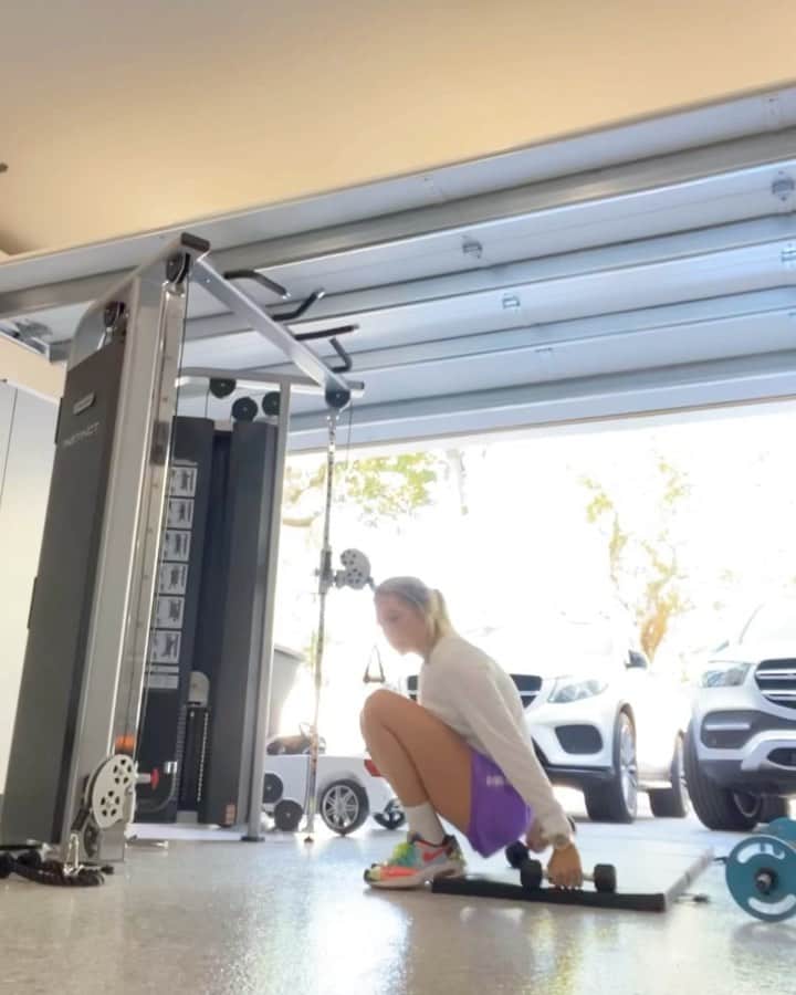 Sascha Barbozaのインスタグラム：「Los circuitos! Es un tipo de entrenamiento en el que pasas de un ejercicio a otro sin parar, se forman como una especie de estaciones, se trata de trabajar todo el cuerpo. Este que ven en el vídeo hicimos tres rondas de este circuito. Con un descanso mínimo entre cada ronda. Este tipo de entrenamiento tiene distintos beneficios: adaptabilidad, maximizas el tiempo, mejora tu capacidad cardiovascular, fuerza, resistencia, móvilidad y condición física.  Es una forma práctica de salir de la rutina, romper homeostasis, esto afecta positivamente tu metabolismo.  Para mí es más como un complemento a mi rutina tradicional de entrenamiento de fuerza y cardio. Yo no entrenaría con puros circuitos todos los días, los utilizo un par de veces a la semana como adición a la rutina que ya tengo de pesas. Pero si son una gran herramienta! . Hay muchas formas de hacer los circuitos generalmente uno escoge de 5 hasta 10 ejercicios, y haces de 10 a 15repeticiones de cada uno, descansas 30 segundos y arrancas de nuevo, puedes hacer tres rondas, cuatro rondas, hasta cinco rondas dependiendo de tu condición física. En este caso solo hicimos tres porque era como un calentamiento para empezar las clases de boxeo.」