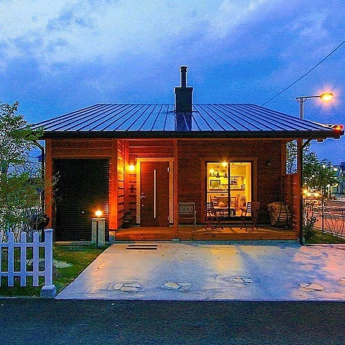 ネキストホームのインスタグラム：「一見平屋に見えて、実は二階建てのお家♪ その他の施工事例は　@nexthausdesign1947 からホームページへ行ってチェックしてください✨  この#施工例 は #平屋 +α #FREEQHOMES #LOAFER #ローファー 本体価格：1432万円（税別）から  ・ - - - - - - - - - - - - - - - - - - - - - ・ 時を超えた、 新しいスタンダード。 #NEXTHAUSDESIGN ・ - - - - - - - - - - - - - - - - - - - - - - - - - - - - more photos → @nexthausdesign1947 - - - - - - - - - - - - - - - - - - - - - - - - - - - - ・ #ネクストハウスデザイン は心地よい#木の家 をお客様と一緒につくる#木造 の#注文住宅 を中心とした、創業1947年に創業した#宇都宮市 の#工務店 です。 ・ 大手ハウスメーカー 等が推奨する、30年ごとに建て替える家ではなく、#無垢材 やモイス などの#自然素材 を使い、そのご家族の#暮らし 方に合わせた#心地よい暮らし をご提案しています。 ・ そんな#家づくり を実際に体感できる#モデルハウス がありますので、ぜひご見学ください。 ・ あなたの理想の#マイホーム の答えが私たちの#家づくり にあります。 ・ #新築 用の#土地探し から#住宅ローン 等の資金計画まで、DMやメール、お電話等でいつでもご相談ください。 ・ #マイホーム計画 中の方は、HPより資料請求して頂ければ、コンセプトブック等をお届けいたします。 ・ ↓のプロフィール欄からHPに移動できます。 ・ - - - - - - - - - - - - - - - - - - - - - @nexthausdesign1947 - - - - - - - - - - - - - - - - - - - - - ・ ・ 施工対応エリア ・ #栃木県 全域 #宇都宮市 #さくら市 #真岡市 #下野市 #日光市 など ・ 車で1時間以内の範囲を主に施工エリアとしていますが、それ以外の地域の方もお気軽にご相談ください。 - - - - - - - - - - - - - - - - - - - - - このインスタの管理人は世界を変える住宅屋 @mizonobe です。 家づくりに関することも、そうで無いことも ご相談お待ちしてます！」
